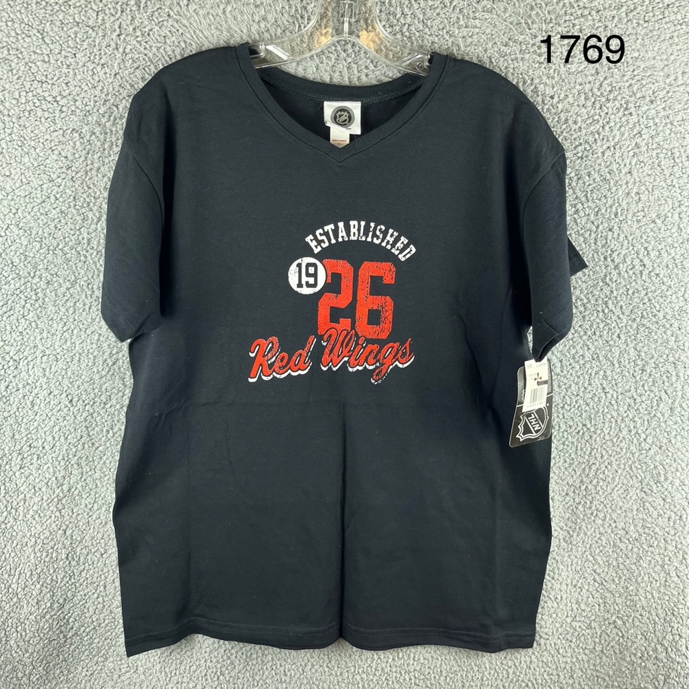 NHL Red Wings Hockey Size Large Black Cotton V-neck Short Sleeve Shirt‎ NWT